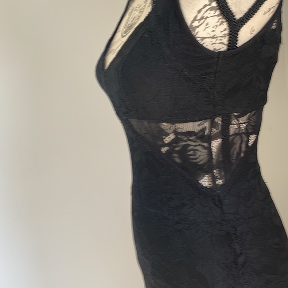GUESS cut-out lace dress. Perfect for homecoming or wedding/holiday party! XS - Picture 4 of 6